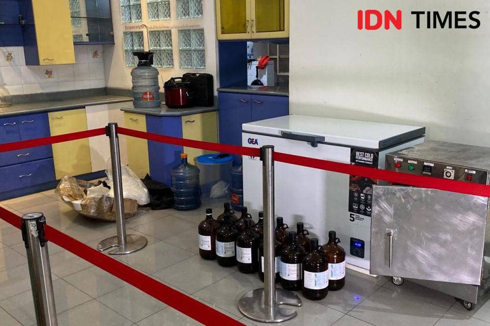 Dittipidnarkoba Bareskrim Polri bongkar rumah produksi narkoba jaringan Fredy Pratama di Sunter, Jakarta Utara, Senin (8/4/2024). (IDN Times/Irfan Fathurohaman)
