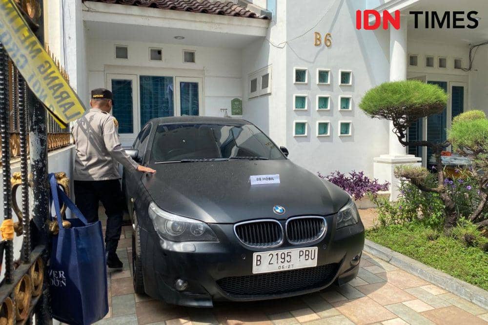Dittipidnarkoba Bareskrim Polri bongkar rumah produksi narkoba jaringan Fredy Pratama di Sunter, Jakarta Utara, Senin (8/4/2024). (IDN Times/Irfan Fathurohaman)