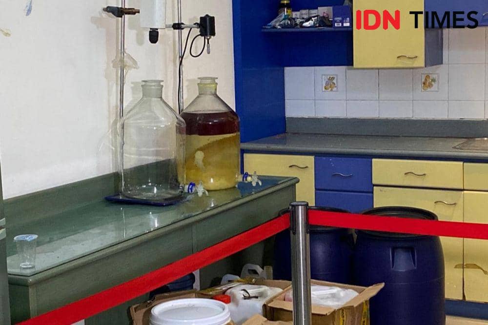 Dittipidnarkoba Bareskrim Polri bongkar rumah produksi narkoba jaringan Fredy Pratama di Sunter, Jakarta Utara, Senin (8/4/2024). (IDN Times/Irfan Fathurohaman)