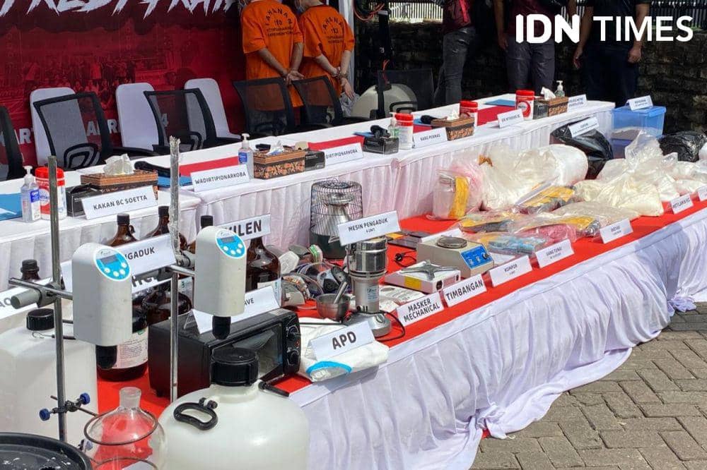 Dittipidnarkoba Bareskrim Polri bongkar rumah produksi narkoba jaringan Fredy Pratama di Sunter, Jakarta Utara, Senin (8/4/2024). (IDN Times/Irfan Fathurohaman)