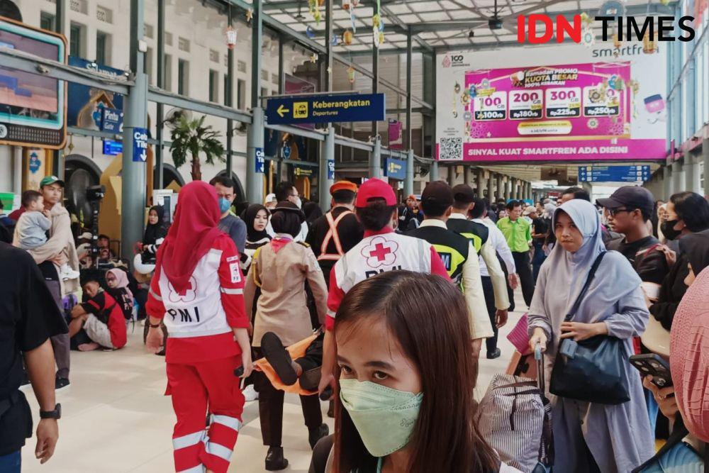 Pemudik Pingsan di Stasiun Pasar Senen