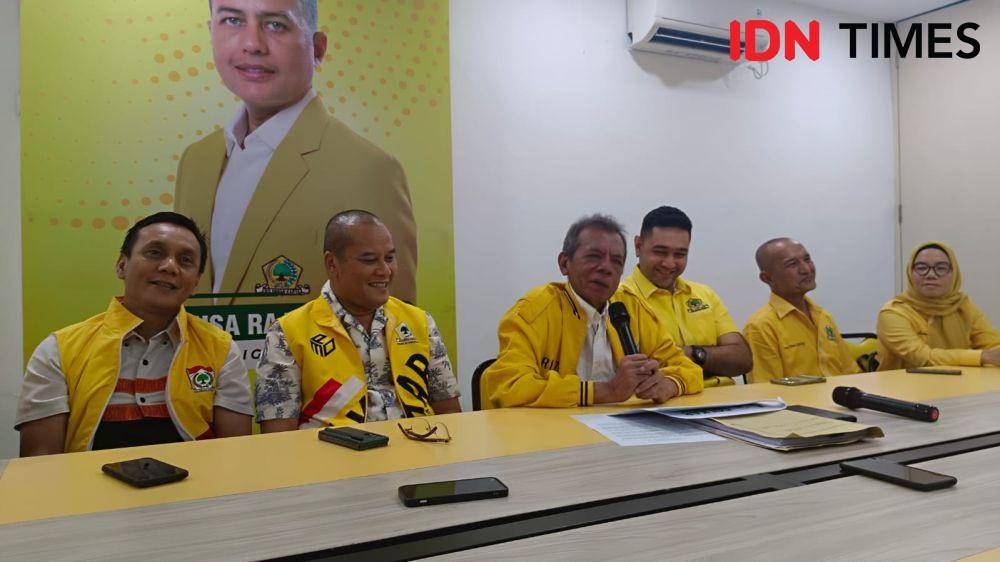 Riza F Tahir (tengah) Ketua Tim Penjaringan Bakal Calon Kepala Daerah DPD Golkar Sumut (Dok. IDN Times)