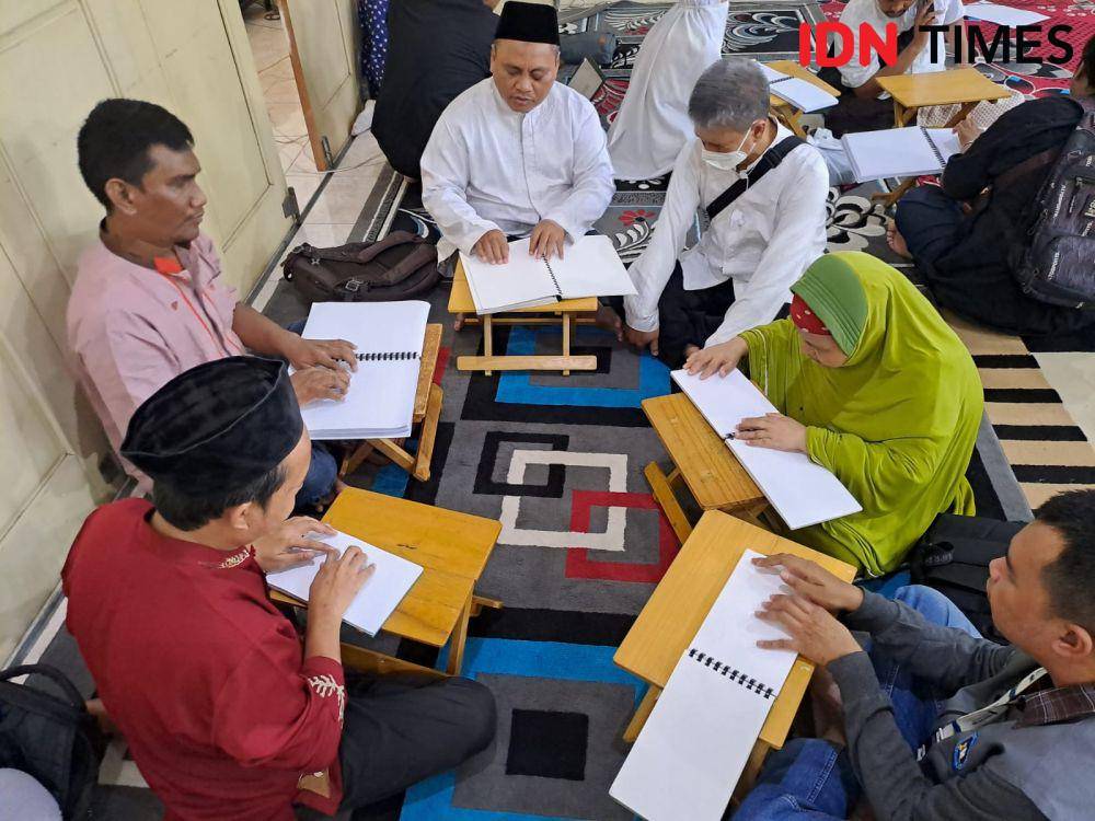 Khotmil Quran Tunanetra se Jawa Timur di Ponpes Nurul Falah, Ketintang, Surabaya. (IDN Times/Ardiansyah Fajar).