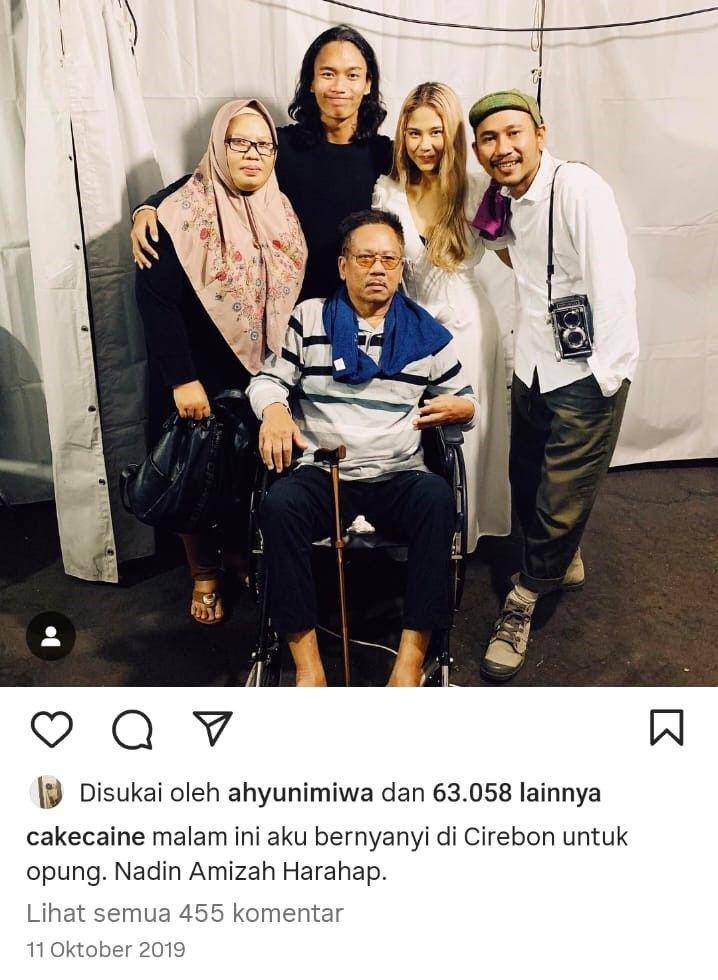 Nadin bersama opungnya saat akan konser di Cirebon tahun 2019 (Dok. instagram @cakecaine)