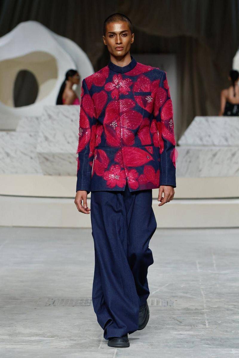 AFEW Rahul Mishra F/W '24 di Lakme Fashion Week 2024 (instagram.com/eriveltonhoskenstylist)