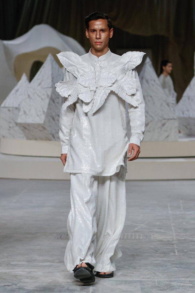 AFEW Rahul Mishra F/W '24 di Lakme Fashion Week 2024 (instagram.com/sebaskyul)