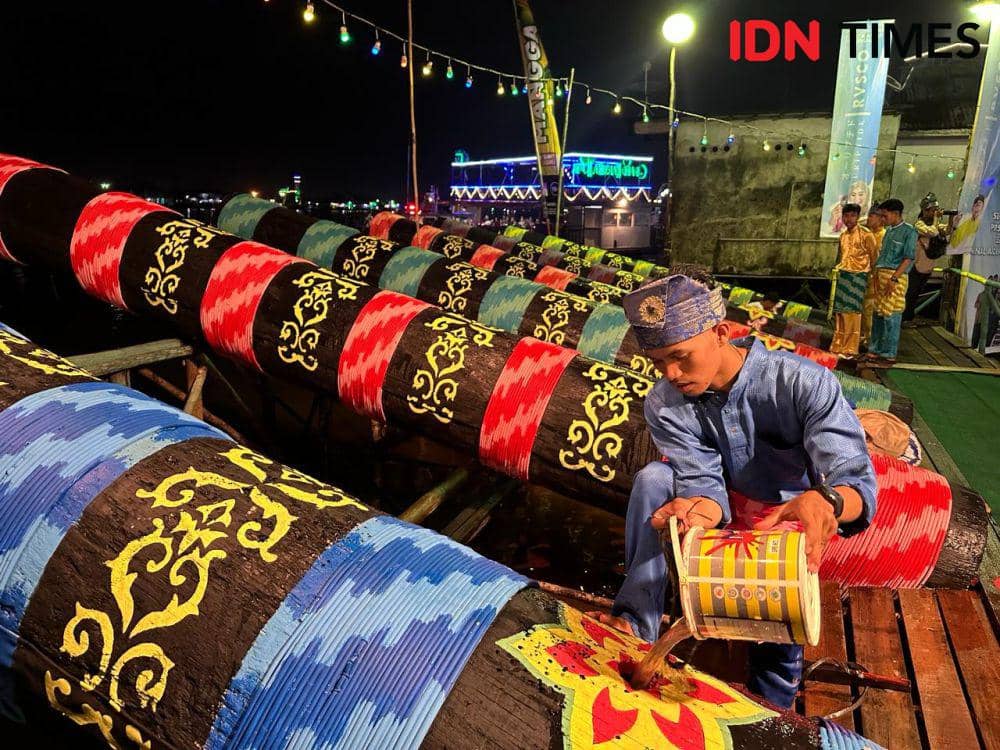 Sebelum disulut, meriam diisi dengan karbit oleh panitia. (IDN Times/Teri).