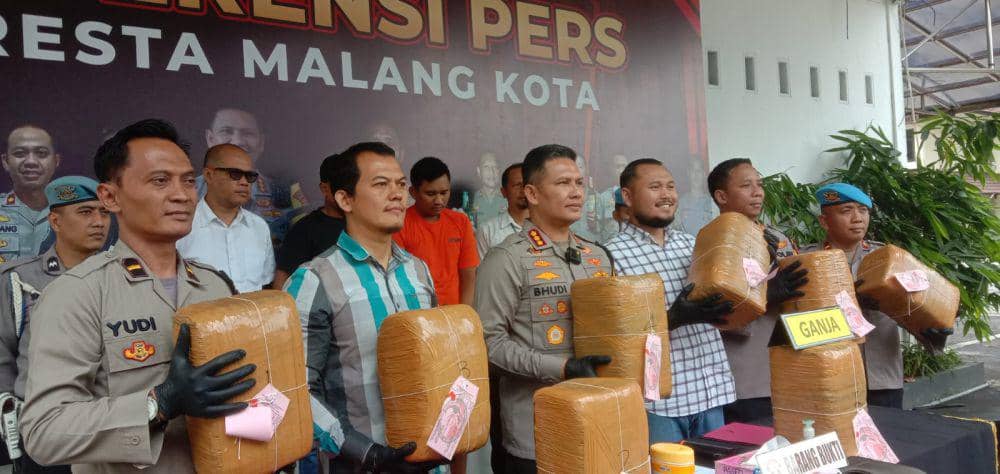 Konferensi pers ungkap penyelundupan ganja 42 kilogram di Mapolresta Malang Kota. (IDN Times/Rizal Adhi Pratama)