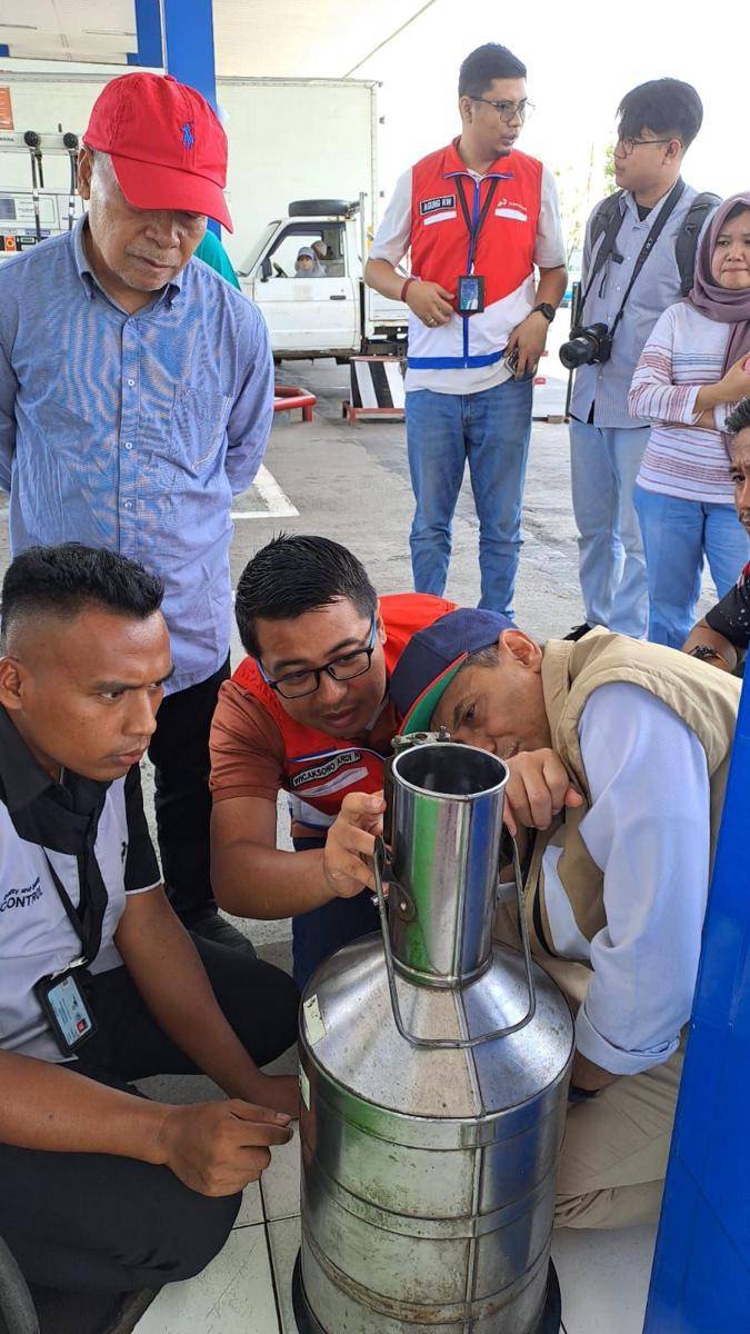 BPH Migas bersama Dinas ESDM NTB dan PT Pertamina Patra Niaga Jatimbalinus melakukan pemeriksaan pada salah satu SPBU di Lombok Barat. (dok. Istimewa)