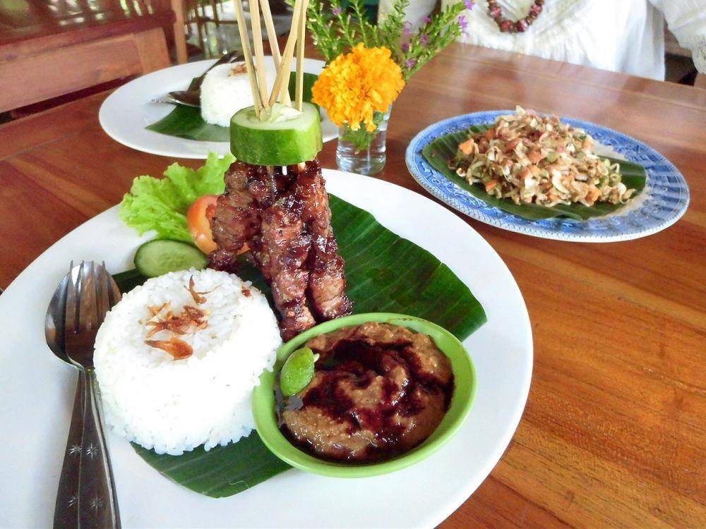 ilustrasi sate babi dan karedok (commons.wikimedia.org/Gunkarta)