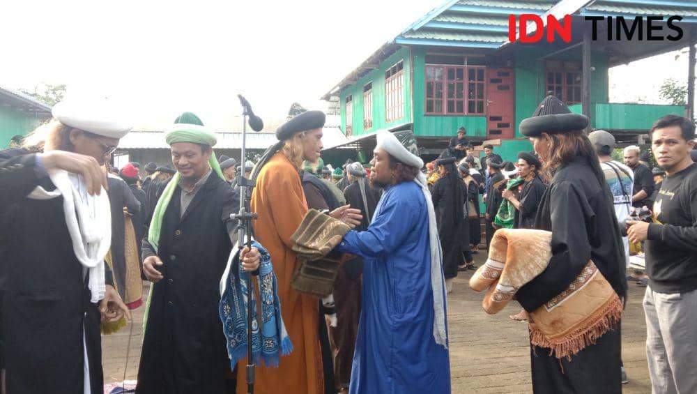 Jemaah An-Nadzir di Kabupaten Gowa merayakan Idul Fitri 1445 Hijriah dengan melaksanakan salat id, Selasa (9/4/2024). IDN Times/Ashrawi Muin