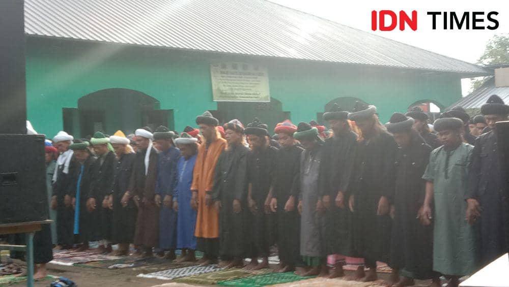 Jemaah An-Nadzir di Kabupaten Gowa merayakan Idul Fitri 1445 Hijriah dengan melaksanakan salat id, Selasa (9/4/2024). IDN Times/Ashrawi Muin