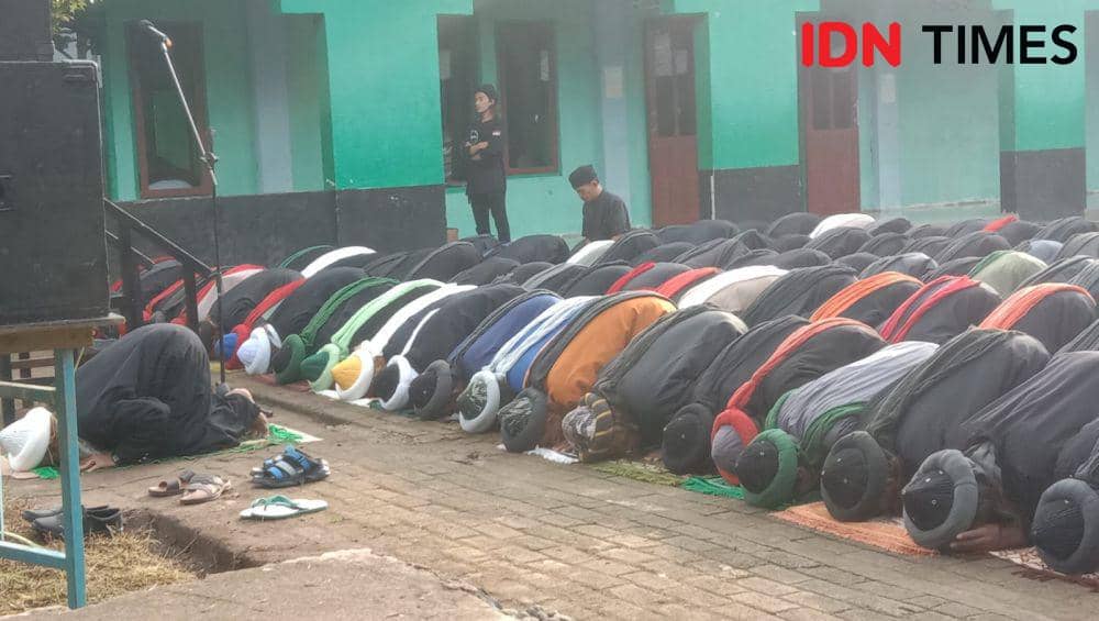 Jemaah An-Nadzir di Kabupaten Gowa merayakan Idul Fitri 1445 Hijriah dengan melaksanakan salat id, Selasa (9/4/2024). IDN Times/Ashrawi Muin