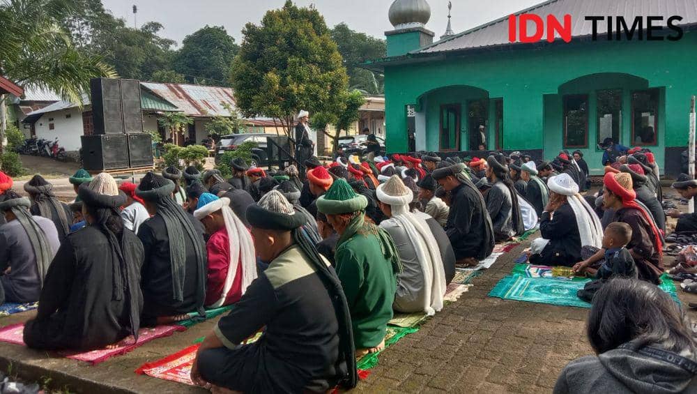 Jemaah An-Nadzir di Kabupaten Gowa merayakan Idul Fitri 1445 Hijriah dengan melaksanakan salat id, Selasa (9/4/2024). IDN Times/Ashrawi Muin