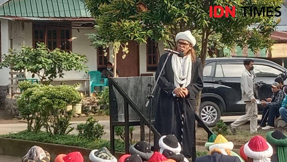 Jemaah An-Nadzir di Kabupaten Gowa merayakan Idul Fitri 1445 Hijriah dengan melaksanakan salat id, Selasa (9/4/2024). IDN Times/Ashrawi Muin