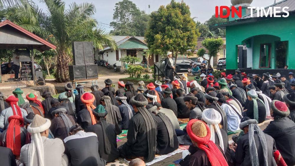 Jemaah An-Nadzir di Kabupaten Gowa merayakan Idul Fitri 1445 Hijriah dengan melaksanakan salat id, Selasa (9/4/2024). IDN Times/Ashrawi Muin