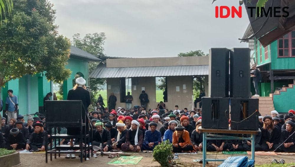 Jemaah An-Nadzir di Kabupaten Gowa merayakan Idul Fitri 1445 Hijriah dengan melaksanakan salat id, Selasa (9/4/2024). IDN Times/Ashrawi Muin