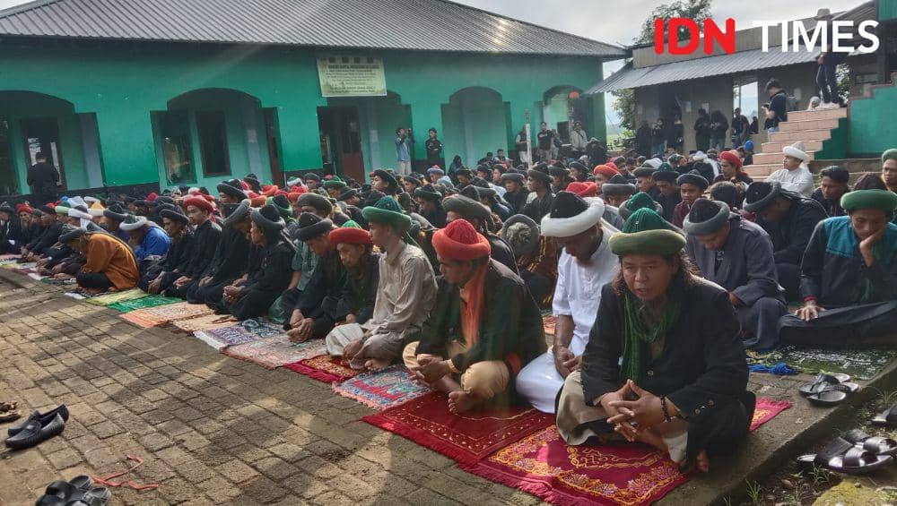 Jemaah An-Nadzir di Kabupaten Gowa merayakan Idul Fitri 1445 Hijriah dengan melaksanakan salat id, Selasa (9/4/2024). IDN Times/Ashrawi Muin