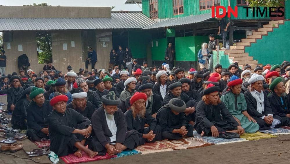 Jemaah An-Nadzir di Kabupaten Gowa merayakan Idul Fitri 1445 Hijriah dengan melaksanakan salat id, Selasa (9/4/2024). IDN Times/Ashrawi Muin