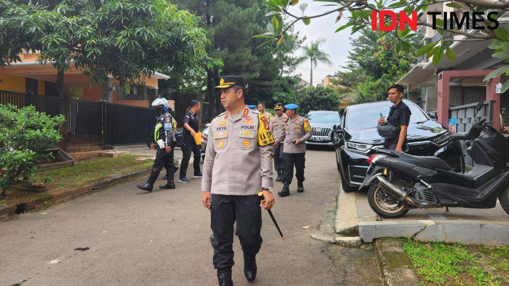 Kapolres Metro Depok saat mengecek rumah warga yang ditinggal mudik di wilayah Sukmajaya, Depok. (IDNTimes/Dicky)