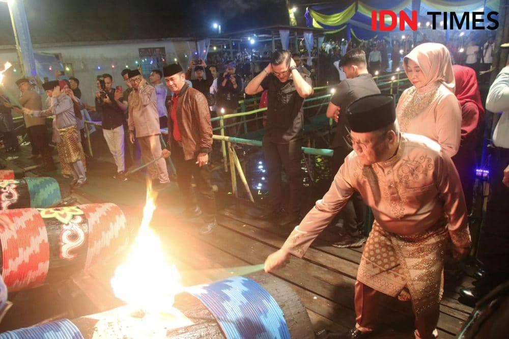 Pj Gubernur Kalbar, Harisson menyulut meriam. (IDN Times/adpim).