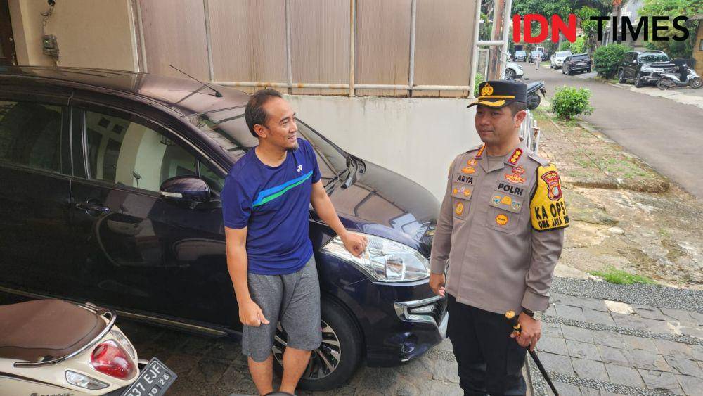 Kapolres Metro Depok, Kombes Arya Perdana saat berkomunikasi kepada warga di wilayah Sukmajaya, Depok. (IDNTimes/Dicky)