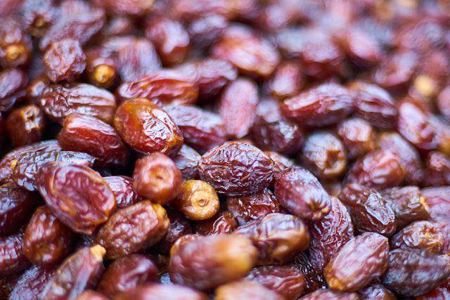 buah kurma yang belum diblender/dihaluskan (unsplash.com/engin akyurt)