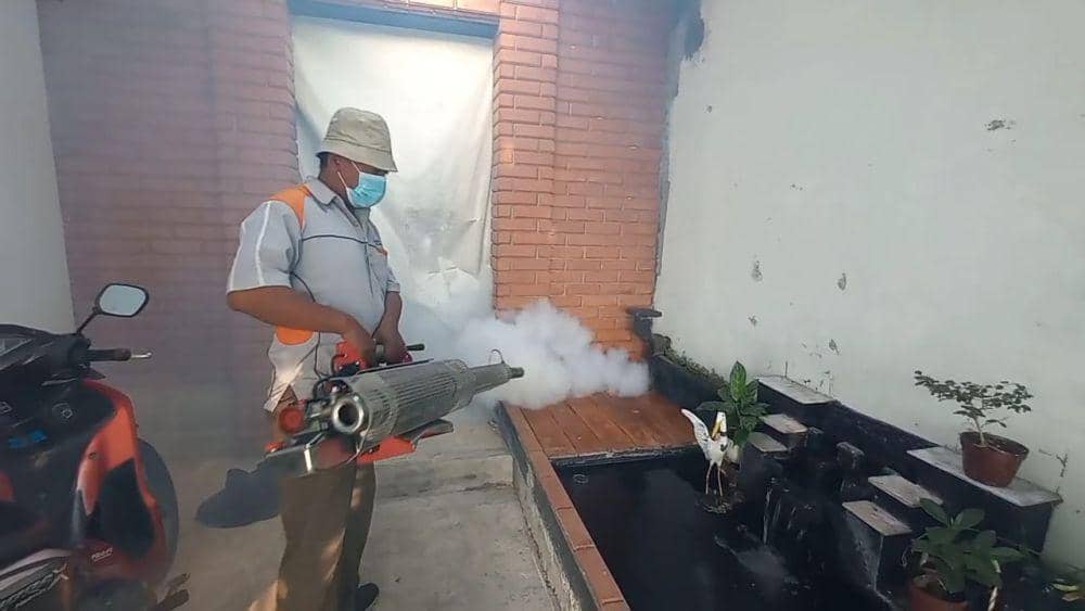 Dinkes Kabupaten Madiun lakukan fogging di Perumahan Desa Sidorejo, Kecamatan Wungu Madiun. IDN Times/ Riyanto