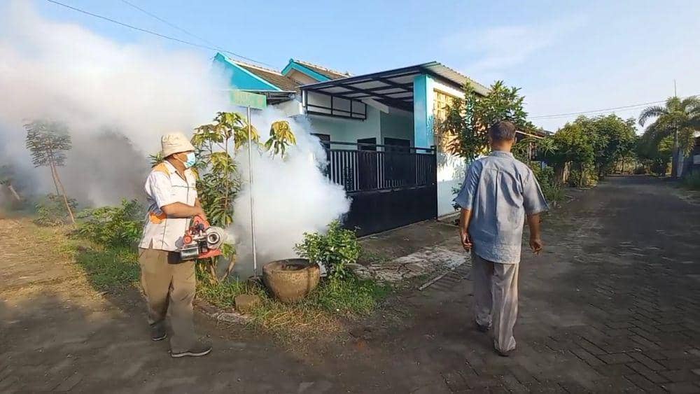 Dinkes Kabupaten Madiun lakukan fogging di Perumahan Desa Sidorejo, Kecamatan Wungu Madiun. IDN Times/ Riyanto