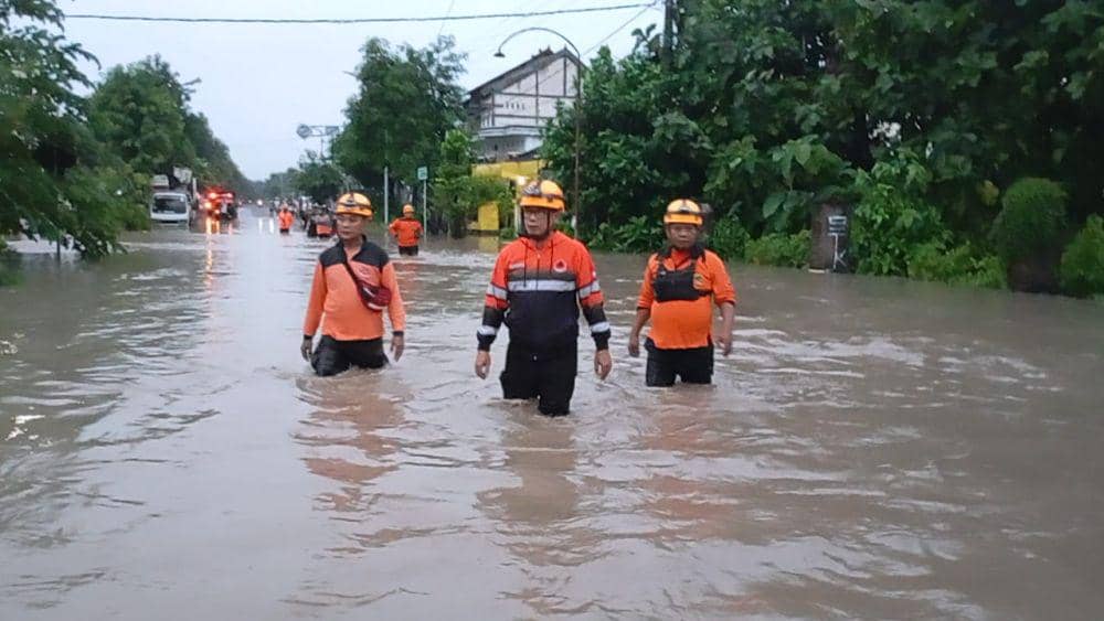 Warga di Madiun Terancam Rayakan Idul Fitri di Tengah Banjir