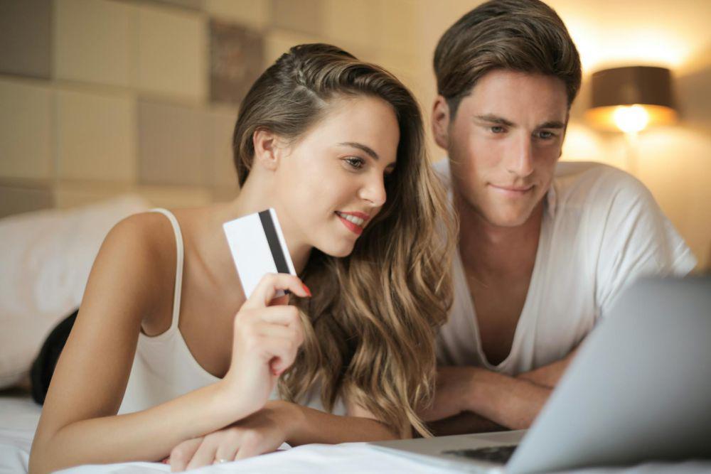 ilustrasi beli tiket online (pexels.com/Andrea Piacquadio)
