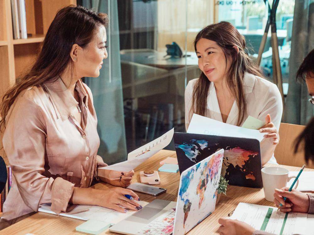 ilustrasi perempuan di ruang kerja. (pexels.com/Kindle Media)