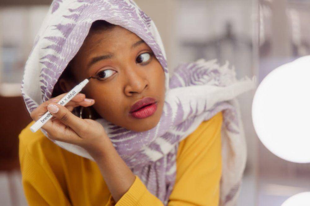 ilustrasi seseorang memakai makeup (pexels.com/RDNE Stock project)