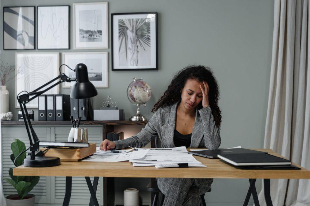 5 Cara Tetap Pegang Kendali Atas Self-Criticism dalam Tekanan