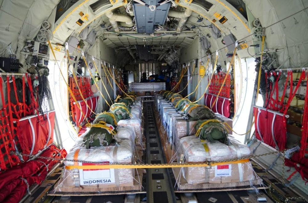 TNI Angkatan Udara (AU) berhasil distribusikan bantuan bagi warga Gaza melalui udara dan berkolaborasi dengan AU Yordania. (Dokumentasi Kemhan)