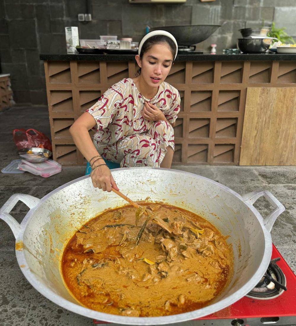 potret Ussy masak besar untuk Lebaran (instagram.com/ussypratama)