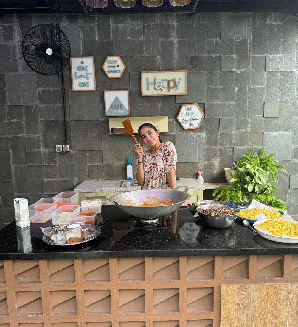 potret Ussy masak besar untuk Lebaran (instagram.com/ussypratama)