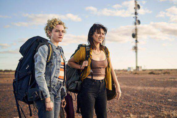 Julia Garner dan Jessica Henwick dalam film The Royal Hotel (dok. Transmission Films/The Royal Hotel)