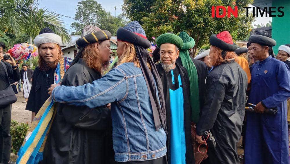 Jemaah An-Nadzir di Kabupaten Gowa menggelar salat Idulfitri, Selasa pagi (9/4/2024). (IDN Times/Ashrawi Muin)