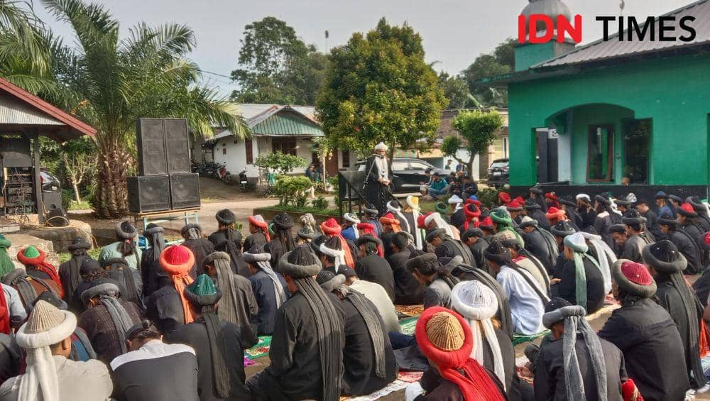 Jemaah An-Nadzir di Kabupaten Gowa menggelar salat Idulfitri, Selasa pagi (9/4/2024). (IDN Times/Ashrawi Muin)