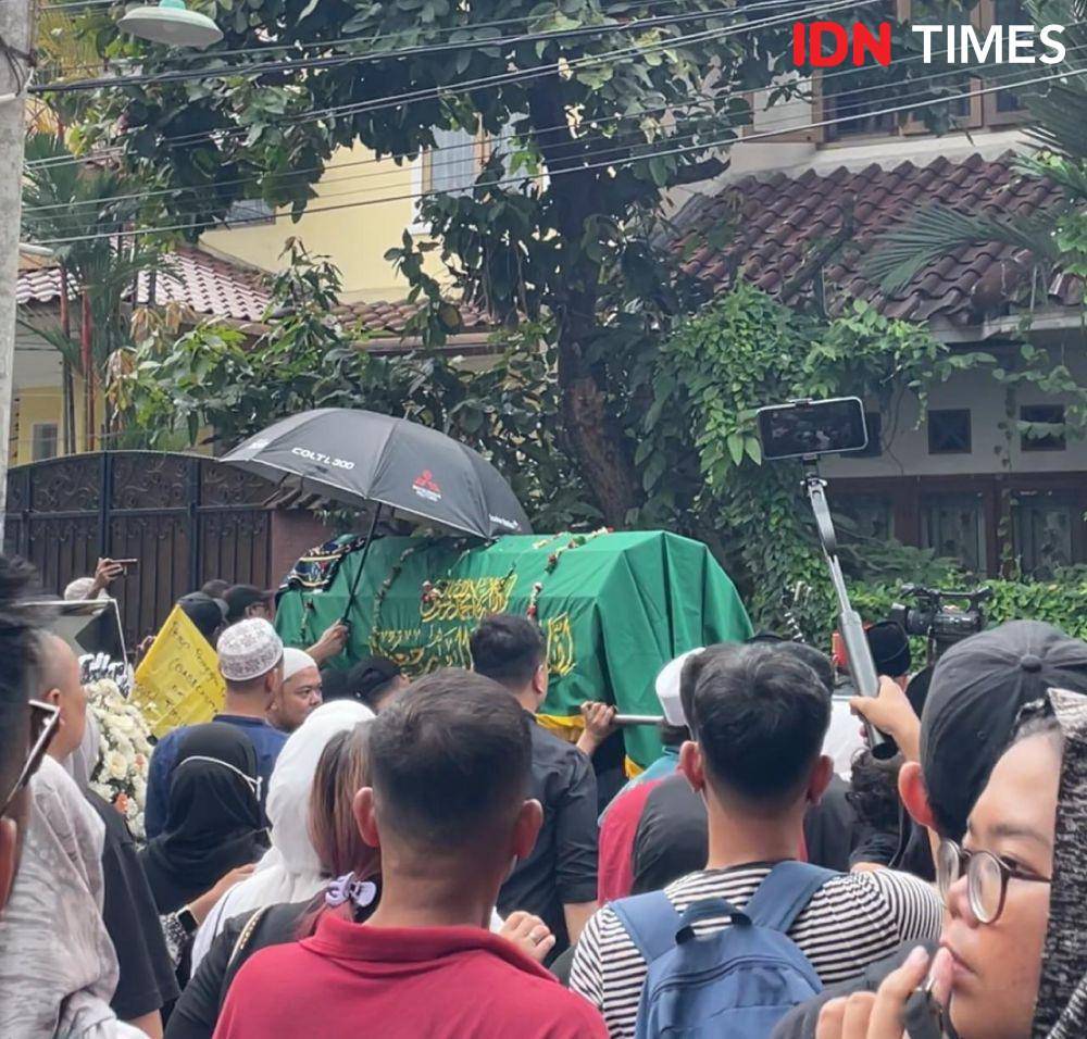 Jenazah Babe Cabita dibawa ke peristirahatan terakhirnya (IDN Times/Erfah Nanda)