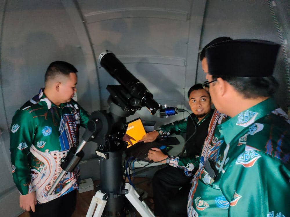 Badan Meteorologi, Klimatologi dan Geofisika (BMKG) memantau hilal di langit Kota Makassar untuk menentukan 1 Syawal 1445 Hijriah. Selasa (9/4/2024)/Istimewa