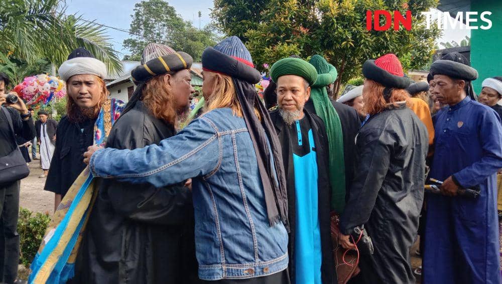 Jemaah An-Nadzir di Kabupaten Gowa merayakan Idul Fitri 1445 Hijriah dengan melaksanakan salat id, Selasa (9/4/2024). IDN Times/Ashrawi Muin