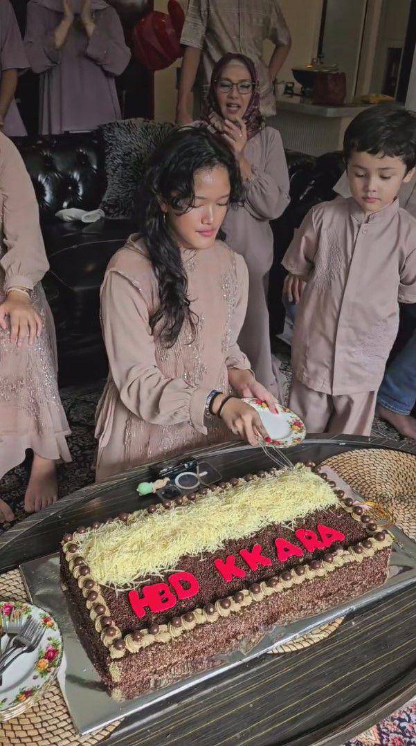 potret perayaan ultah ke-18 Ara anak Ussy (instagram.com/ussypratama)
