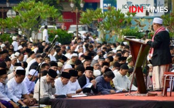 Khotib Idul Fitri, Drs. KH. Mughni Labib M.Si dalam ceramahnya membahas tentang kriteria orang-orang yang meraih ketakwaan, Rabu(10/4/2024).(IDN Times/Cokie Sutrisno)