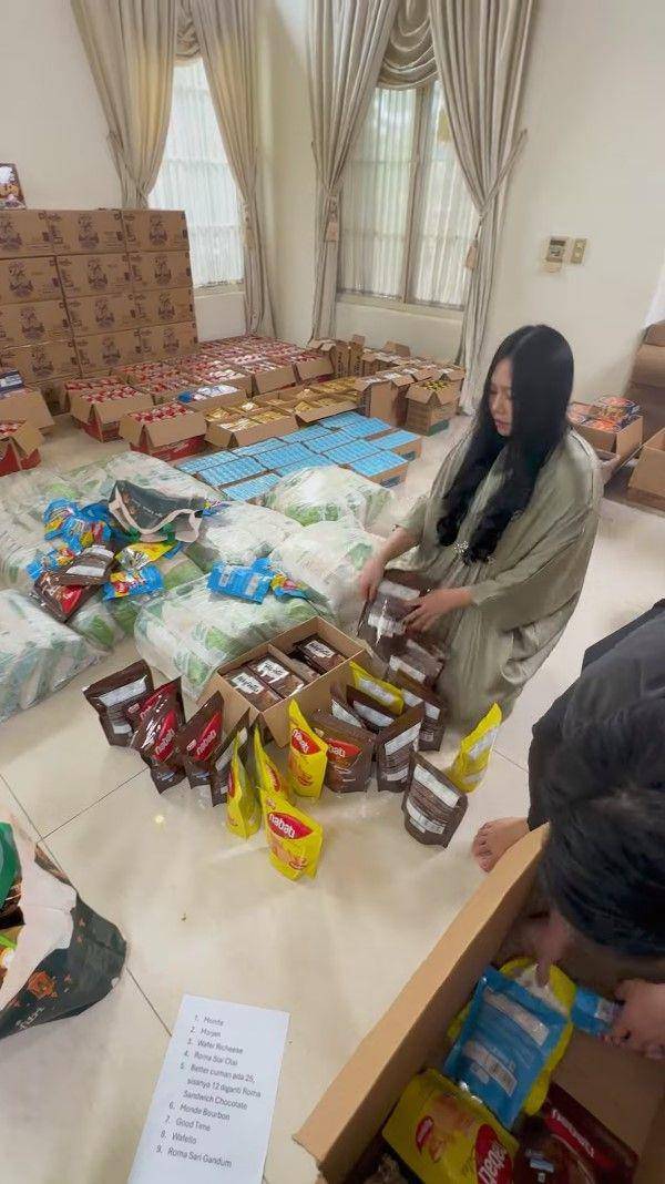 potret Sisca Kohl bagi-bagi hampers (instagram.com/siscakohl)