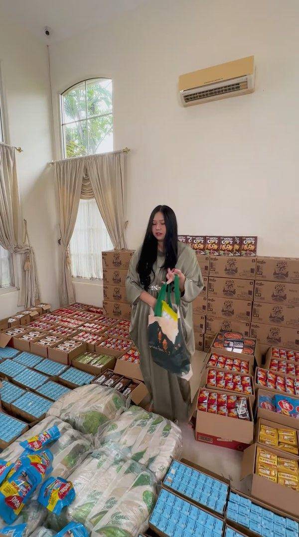 potret Sisca Kohl bagi-bagi hampers (instagram.com/siscakohl)