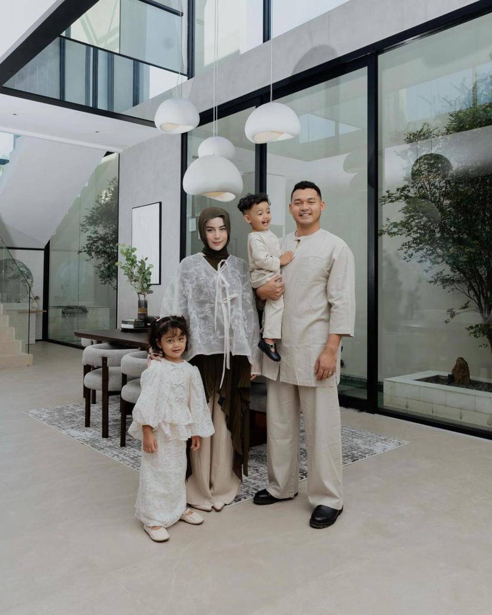 potret keluarga Aghnia Punjabi (instagram.com/emyaghnia)