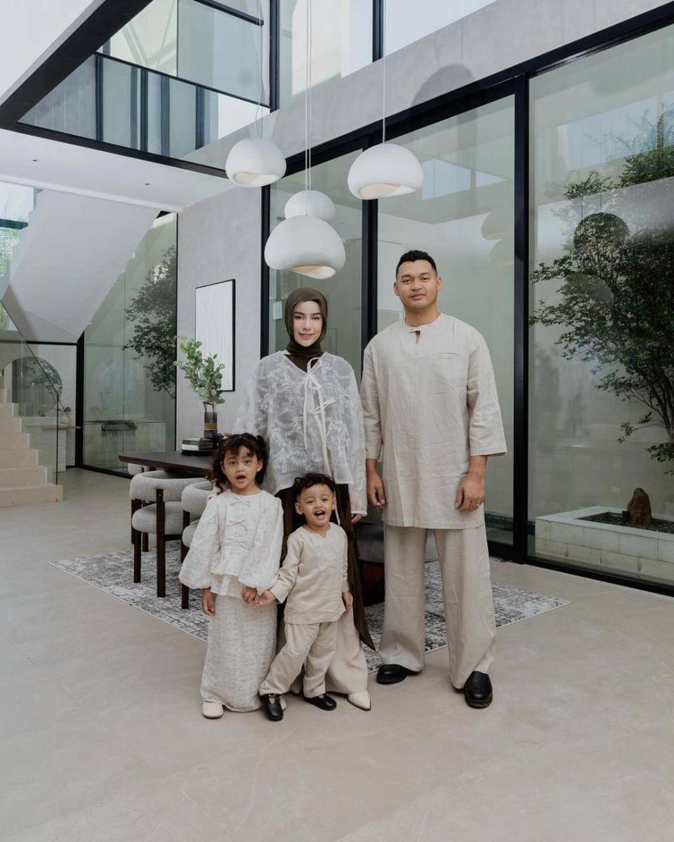 potret keluarga Aghnia Punjabi (instagram.com/emyaghnia)
