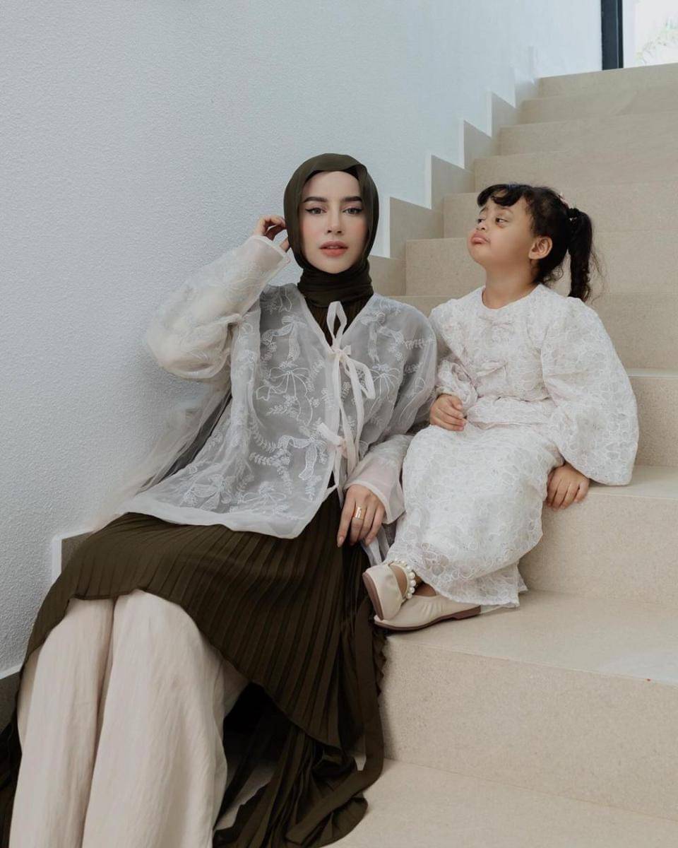 potret keluarga Aghnia Punjabi (instagram.com/emyaghnia)